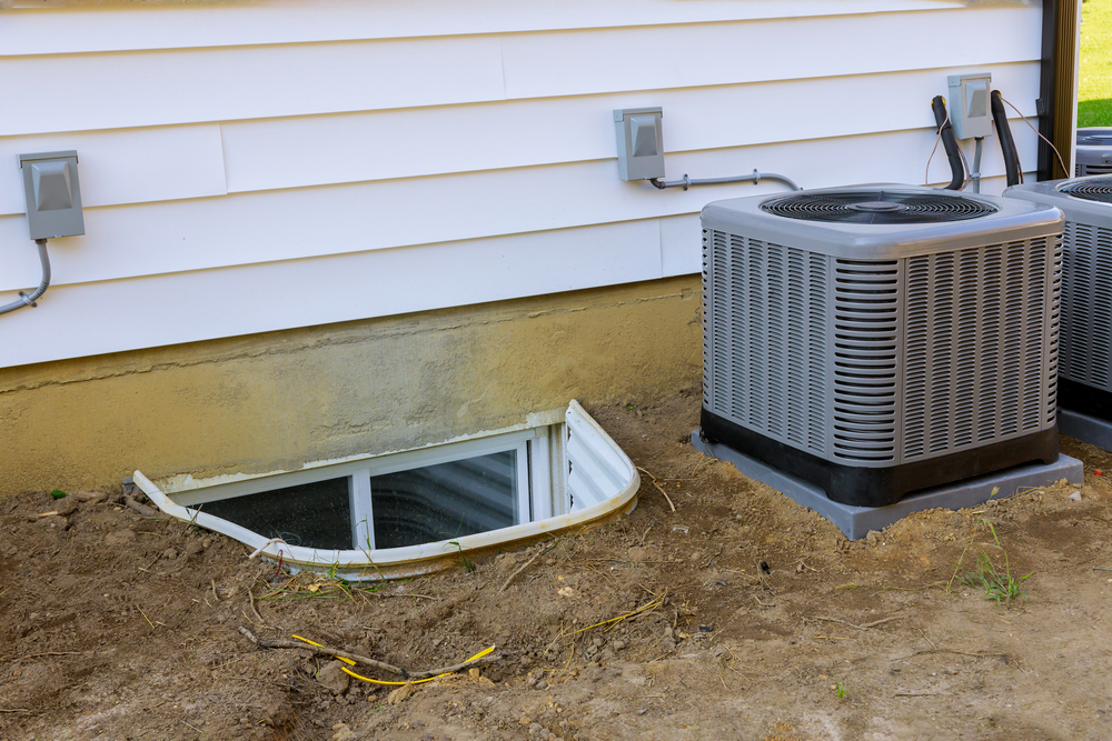 HVAC technician providing emergency AC service to repair a malfunctioning air conditioning system